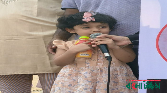 কালীগঞ্জে বাবা হত্যার বিচার চাইতে মায়ের সাথে মহাসড়কে তিন বছরের শিশু কন্যা