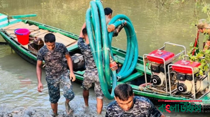 সুন্দরবনের আগুন নেভাতে যোগ দিয়েছে নৌ ও বিমান বাহিনী