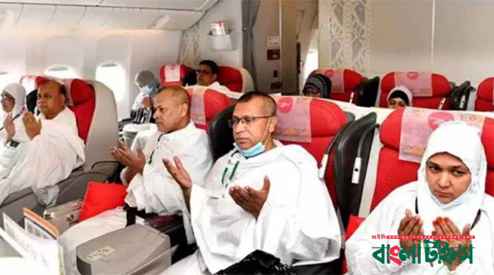 হজযাত্রীদের নিয়ে ঢাকা ছাড়ল প্রথম ফ্লাইট