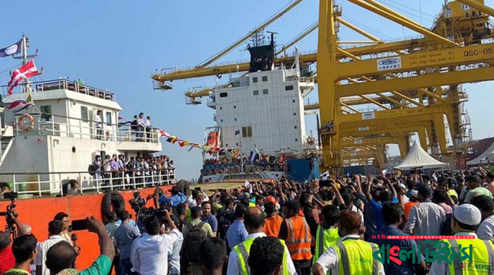 এমভি আব্দুল্লাহর নাবিকদের ফুল দিয়ে বরণ