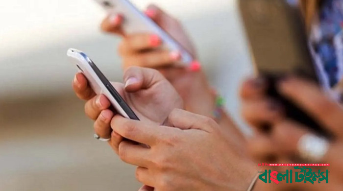 মোবাইল ও ইন্টারনেট ব্যবহারে পিছিয়ে বাংলাদেশের নারীরা