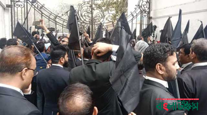 বিএনপিপন্থী আইনজীবীদের কালো পতাকা মিছিলে বাধা