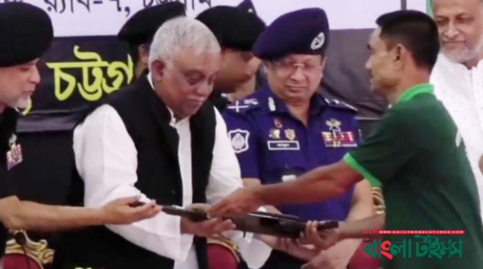 স্বরাষ্ট্রমন্ত্রীর কাছে আত্মসমর্পণ করলেন ৫০ জলদস্যু