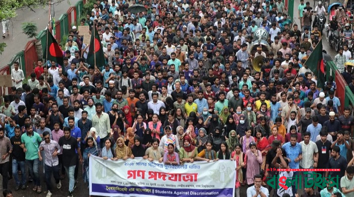 Students block Shahbagh intersection protesting quota system reinstatement