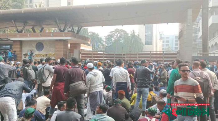 আ’লীগের সময় চাকরিচ্যুত পুলিশ সদস্যদের সড়ক অবরোধ