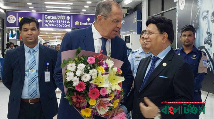 রাশিয়ার পররাষ্ট্রমন্ত্রী সের্গেই লাভরভ এখন ঢাকায় পৌঁছেছেন