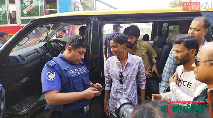 আমিনবাজারে কঠোর অবস্থানে পুলিশ, ঘেঁটে দেখা হচ্ছে মোবাইল