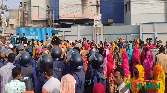 গাজীপুরে পুলিশ ফাঁড়িতে পোশাক শ্রমিকদের হামলা: গাড়ি ভাঙচুর