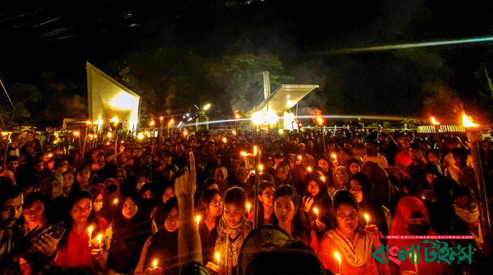 শিক্ষার্থীদের ওপর হামলার প্রতিবাদে মশাল মিছিল