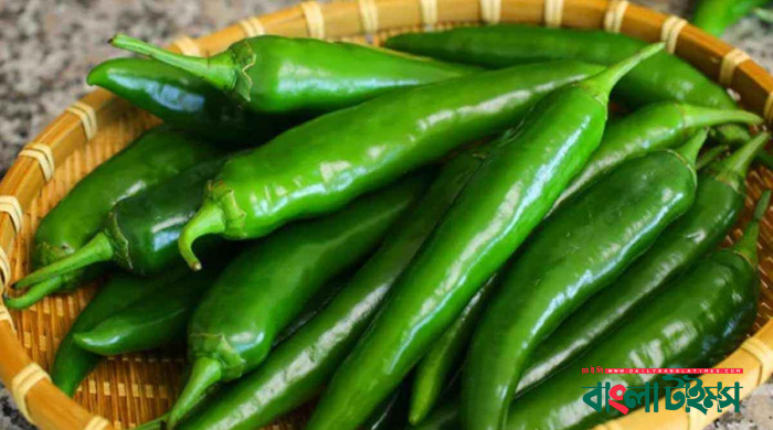 নাগালের বাইরে কাঁচা মরিচ, বিক্রি হচ্ছে ৪০০ টাকায়