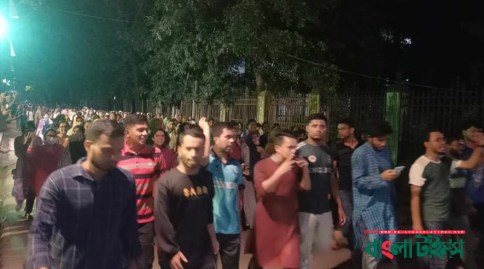 মধ্যরাতে বিক্ষোভে উত্তাল ঢাবি