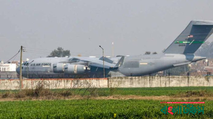 অবৈধ ভারতীয় অভিবাসীদের হাতকড়া ও শিকল পরিয়ে ফেরত পাঠাল যুক্তরাষ্ট্র