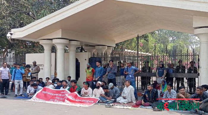 টানা ২৬ ঘণ্টা প্রধান উপদেষ্টার কার্যালয়ের গেটে আহতরা