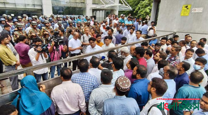 এনবিআরে ঢুকতে বাধা, গেটের বাইরে আন্দোলনকারীদের অবস্থান