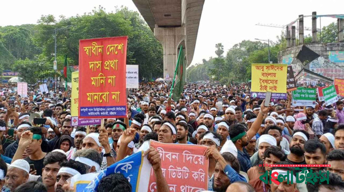 আউটসোর্সিং কর্মীদের শাহবাগে অবরোধ, তীব্র যানজট