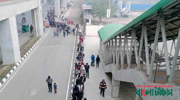 Queue at metro rail station grows with 5 ticket machines out of order