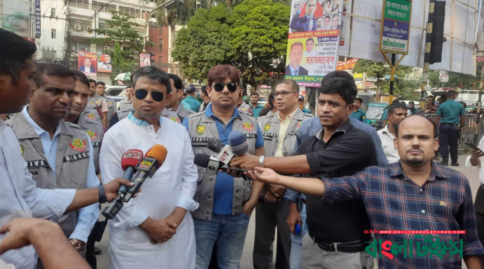 ডিবির ড্রেস পরে বাসে আগুন দেওয়া ব্যক্তিকে আমরা খুঁজছি: হারুন