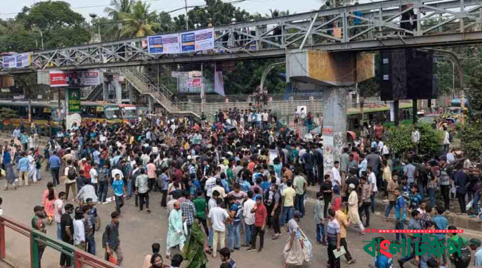 সাত কলেজের শিক্ষার্থীদের সায়েন্সল্যাব অবরোধ: যান চলাচল বন্ধ