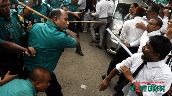 আইনজীবীদের পদযাত্রায় পুলিশের হামলা, আহত ৫০