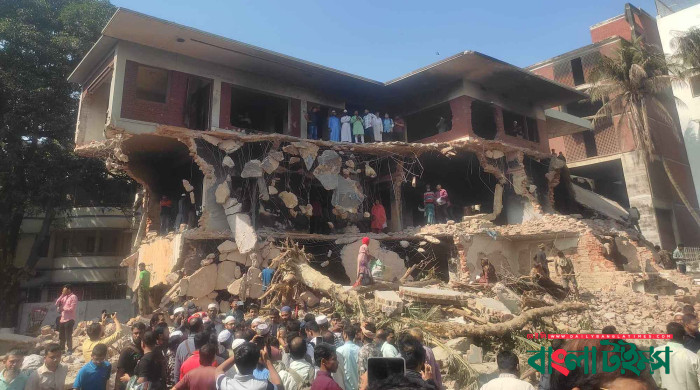 ধানমন্ডি ৩২ নম্বরে ধ্বংস হওয়া শেখ মুজিবের বাড়িটি দেখতে ভিড়