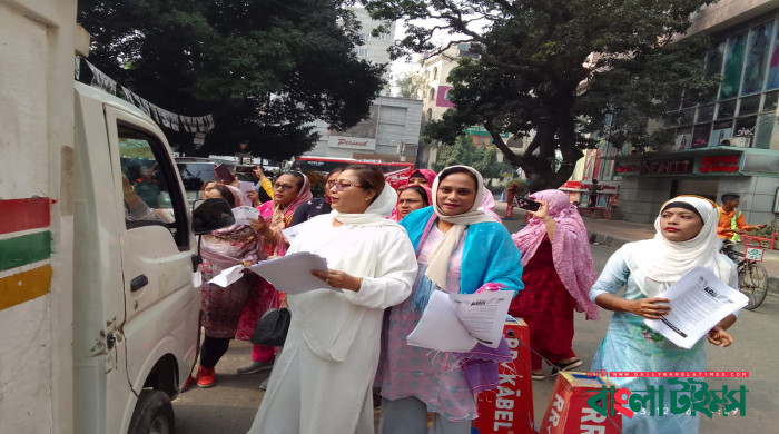 রাজধানীতে বিএনপির লিফলেট বিতরণ