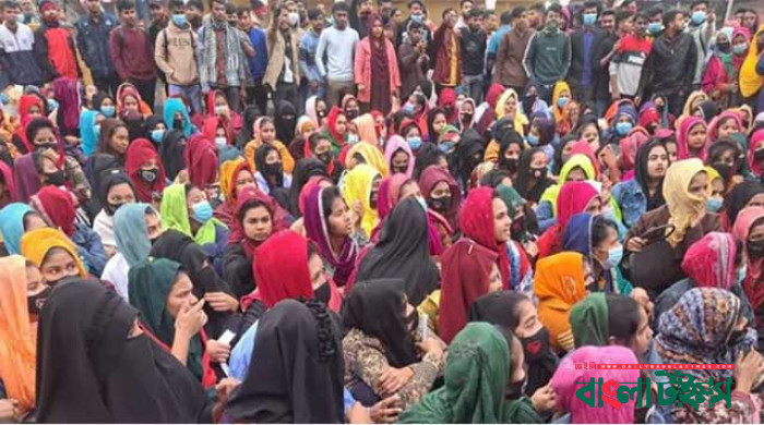RMG workers in Gazipur demonstrate for wages, block Dhaka-Tangail highway