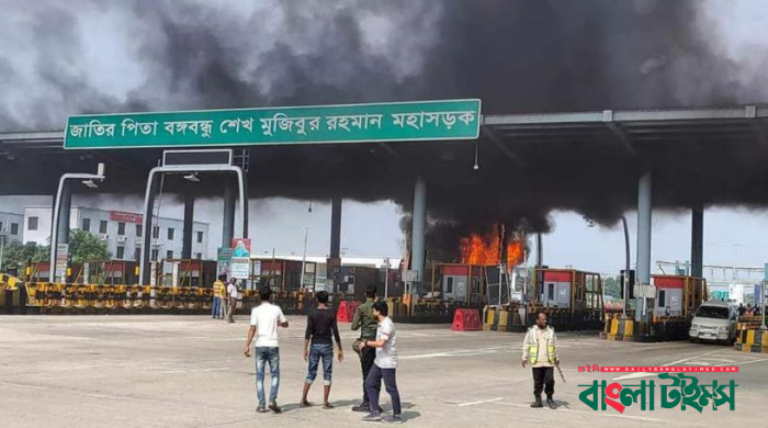 বঙ্গবন্ধু এক্সপ্রেসওয়ের টোল প্লাজায় বাসে আগুন