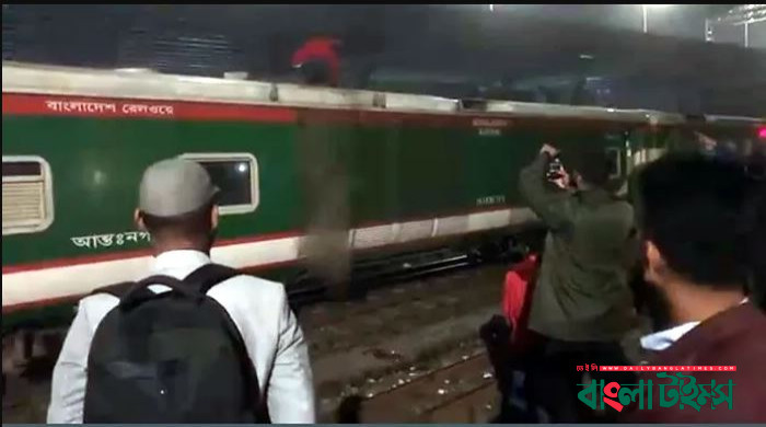 রাজধানীতে আরেক ট্রেনে আগুন