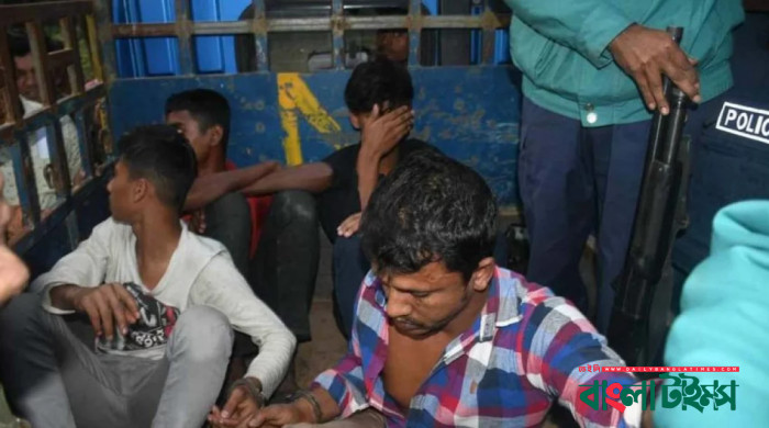 খাসির মাংস বলে কুকুরের মাংস বিক্রি, হাতেনাতে আটক ৪