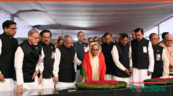 বঙ্গবন্ধুর প্রতিকৃতিতে প্রধানমন্ত্রীর শ্রদ্ধা