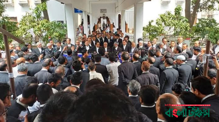 বিচারপতি খায়রুল হককে গ্রেপ্তারের দাবিতে সুপ্রিম কোর্টে বিক্ষোভ