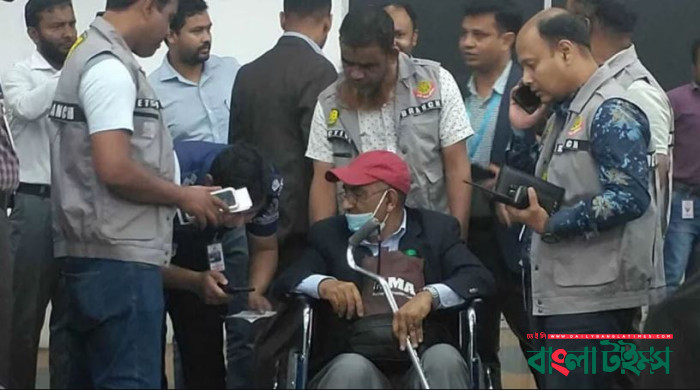 জো বাইডেনের ‘কথিত’ উপদেষ্টা বিমানবন্দরে আটক