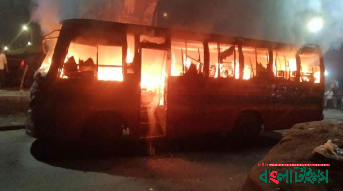 রাজধানীতে ২ বাসে আগুন