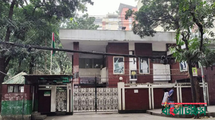 বিএনপি চেয়ারপার্সন কার্যালয়ের স্টাফদের আসতে নিষেধ করে শাসিয়েছে পুলিশ