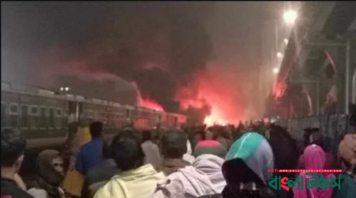 তেজগাঁওয়ে ট্রেনে আগুন, নিহত ৪