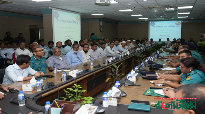 সড়কের মাঝখানে দাঁড়িয়ে বাসযাত্রী উঠা-নামা বন্ধ করতে হবে: ডিএমপি কমিশনার