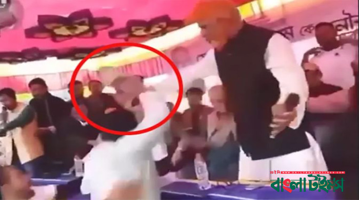 মঞ্চে নৌকার প্রার্থীকে জুতা দিয়ে মারলেন দলীয় কর্মী