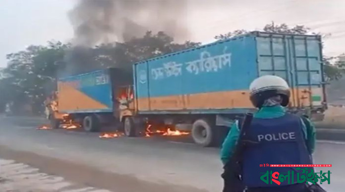 গাজীপুরের সালনায় ২ কাভার্ডভ্যানে আগুন