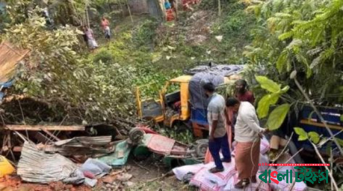 পুঠিয়ায় ট্রাকচাপায় অটোরিকশার ৫ যাত্রী নিহত