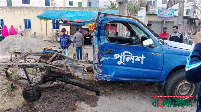 ট্রেনের ধাক্কায় পুলিশের গাড়ি ‘চুরমার’, কনস্টেবল নিহত