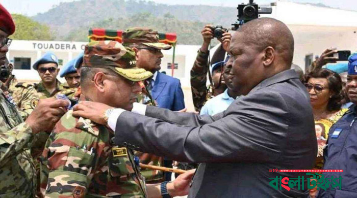 আফ্রিকায় সম্মান সূচক রাষ্ট্রপতি পদকে ভূষিত হলেন সেনাপ্রধান