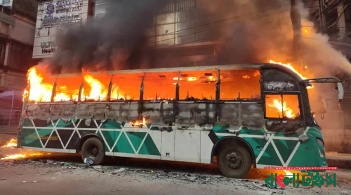 ঢাকায় তিন বাসে আগুন