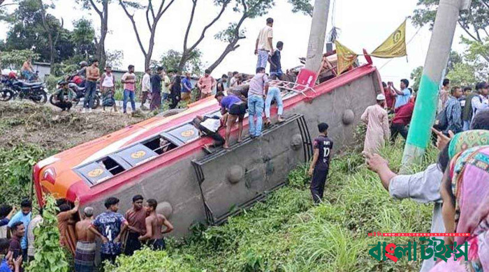 ফরিদপুরে বাস নিয়ন্ত্রণ হারিয়ে দুর্ঘটনায় নিহত ৫