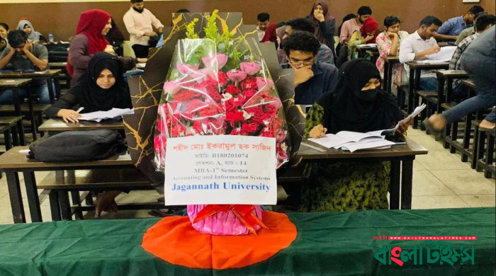 শহীদ সাজিদের ফাঁকা আসনে ফুলের তোড়া ও জাতীয় পতাকা