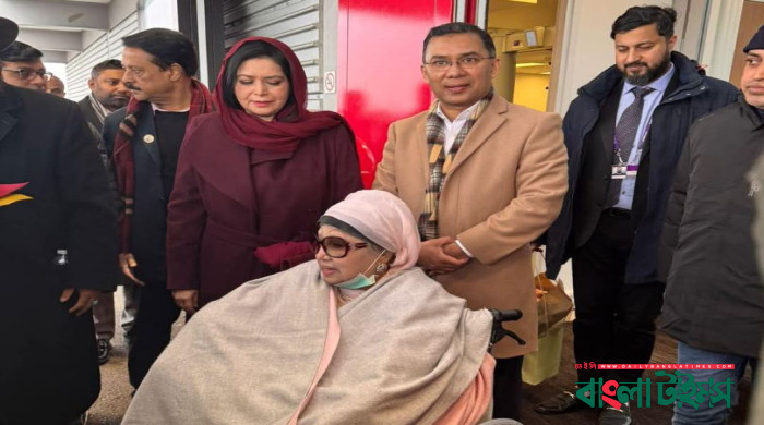 নিজে নিজে হাঁটতে পারছেন খালেদা জিয়া