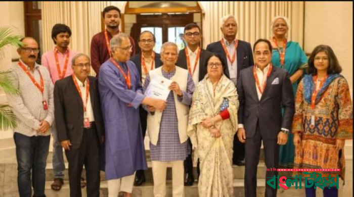 প্রধান উপদেষ্টার কাছে প্রতিবেদন জমা দিল গণমাধ্যম সংস্কার কমিশন