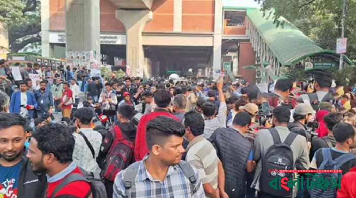 সচিবালয় গেটে পুলিশের সঙ্গে আন্দোলনকারীদের ধাওয়া-পাল্টা ধাওয়া