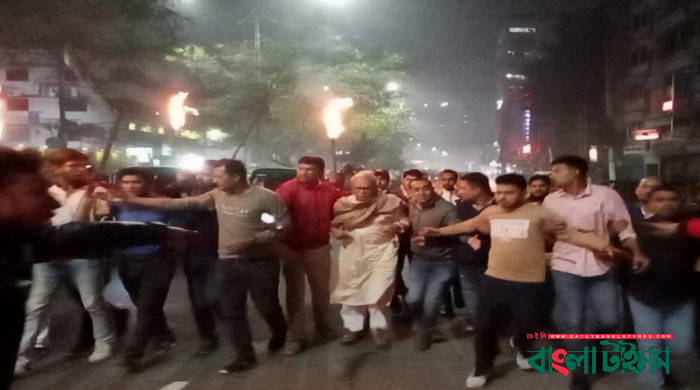 রিজভীর মশাল মিছিলে পুলিশের হামলা : গুরুত্বর আহত ২০