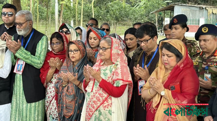 Sheikh Hasina offers fateha at husband's grave