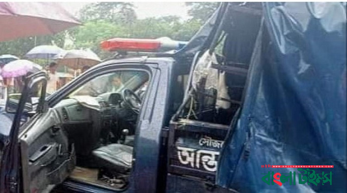 সীতাকুণ্ডে ট্রেনের সঙ্গে পুলিশভ্যানের ধাক্কায় ৩ পুলিশ নিহত